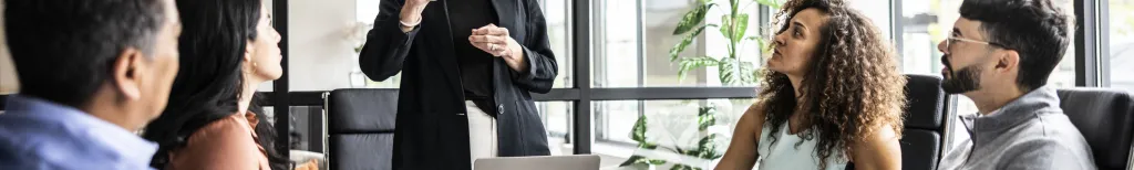 Amoureuse d'un collègue : gérer l’attirance au travail avec maturité