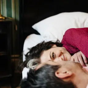 Comment savoir si une femme t’aime après 50 ans : les signes qui ne trompent pas